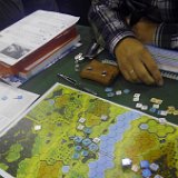 2016-10-22 13.58.18  Los franceses han despejado un lado del rio y se disponen a cruzar el puente